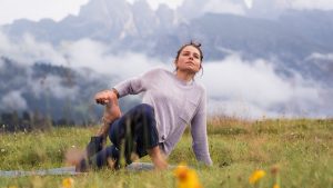 Read more about the article Die besten Tipps für deine Outdoor-Yogapraxis: Romana Schwaiger – yogaberge